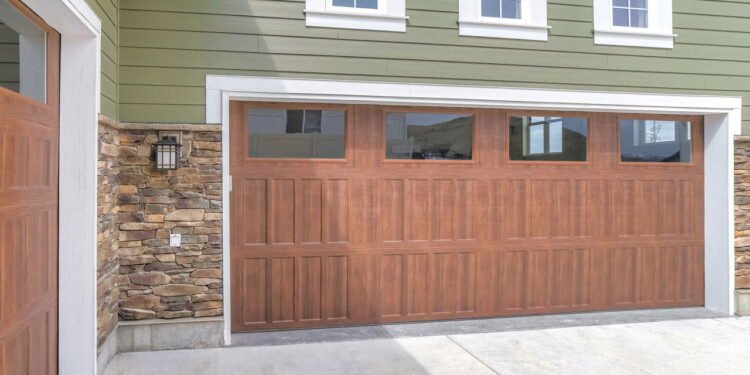 O truque com sal e café que está deixando portas de madeira como novas