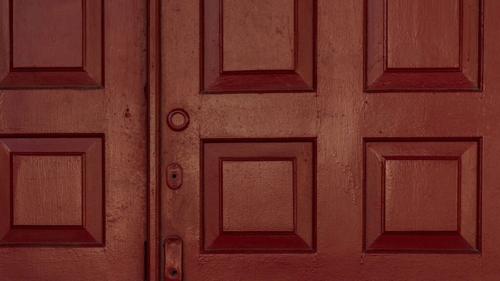 O truque com sal e café que está deixando portas de madeira como novas