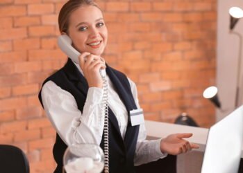 Por que algumas pessoas não cumprimentam o porteiro? Psicologia explica