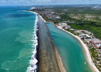 Turistas que visitam essa praia se surpreendem com esses detalhes únicos