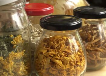 7 formas criativas de reutilizar potes de vidro de iogurte no dia a dia