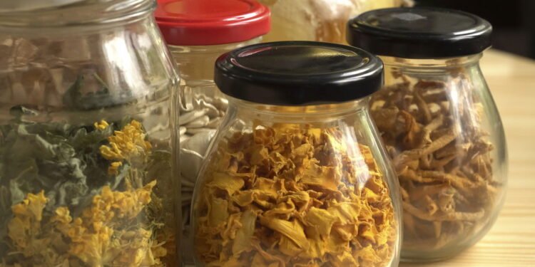 7 formas criativas de reutilizar potes de vidro de iogurte no dia a dia