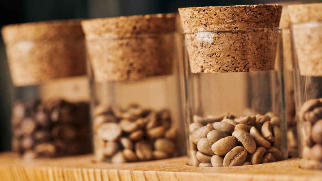 7 formas criativas de reutilizar potes de vidro de iogurte no dia a dia