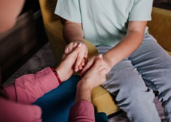 Você sempre acha que está devendo? Saiba o que a psicologia diz sobre isso