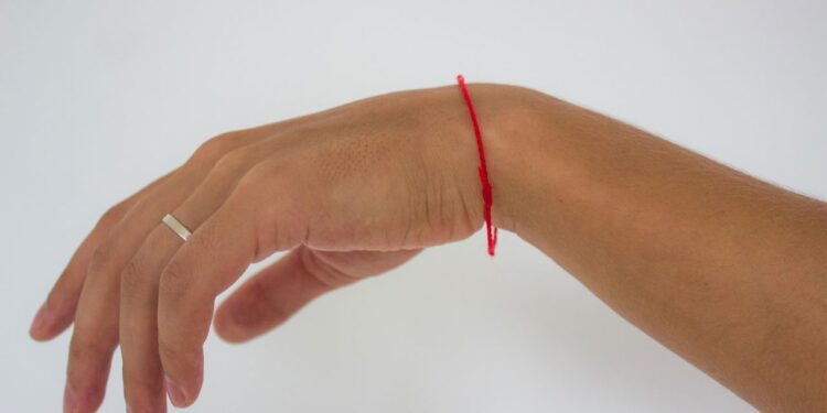 A pulseira de sete nós é o amuleto espiritual mais buscado hoje