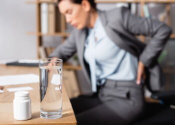 Quem sente dor no quadril ao sentar precisa conhecer essas práticas