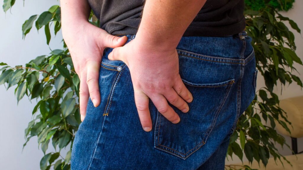 Quem sente dor no quadril ao sentar precisa conhecer essas práticas