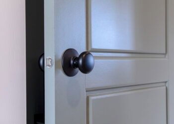 6 características de pessoas que dormem com a porta fechada, segundo a psicologia