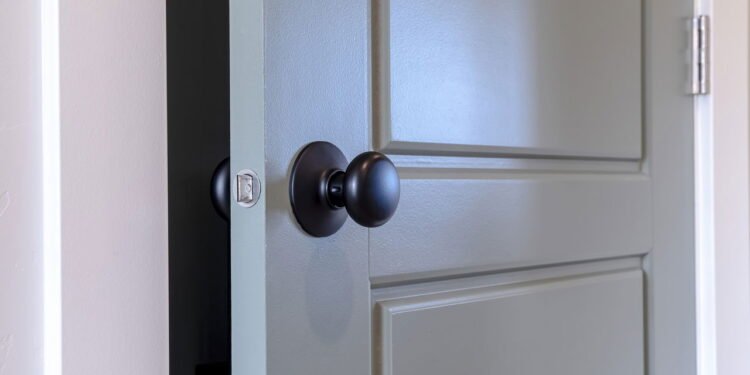 6 características de pessoas que dormem com a porta fechada, segundo a psicologia