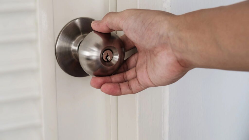 6 características de pessoas que dormem com a porta fechada, segundo a psicologia