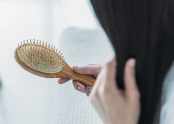 Queda de cabelo preocupa? Veja quando a perda de fios passa do limite