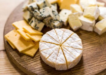 Comer queijo antes de dormir causa pesadelos? Entenda