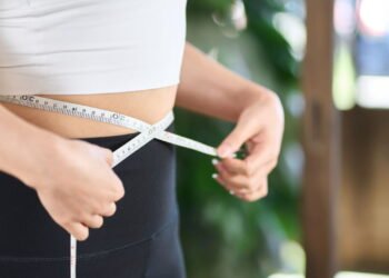 O efeito de dormir sem comer nada na queima de gordura