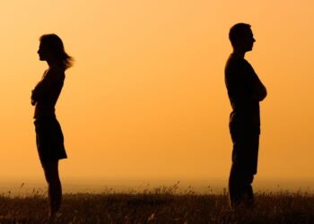 6 comportamentos que revelam quando alguém não se sente amado, segundo a psicologia