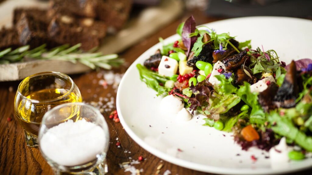 Como encontrar os melhores restaurantes locais usando apenas um app