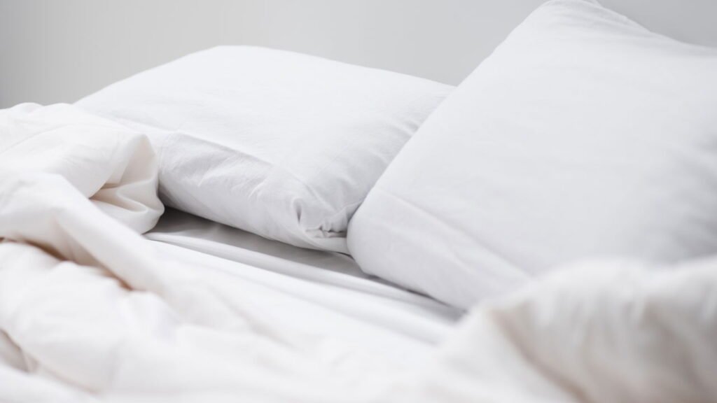 Coisas que você faz errado ao trocar a roupa de cama e aumenta ácaros no colchão