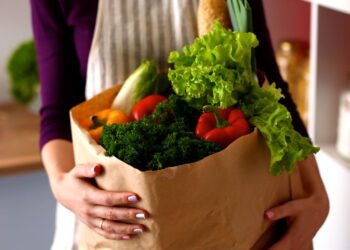 O jeito errado de carregar sacolas de supermercado e os ricos para sua saúde