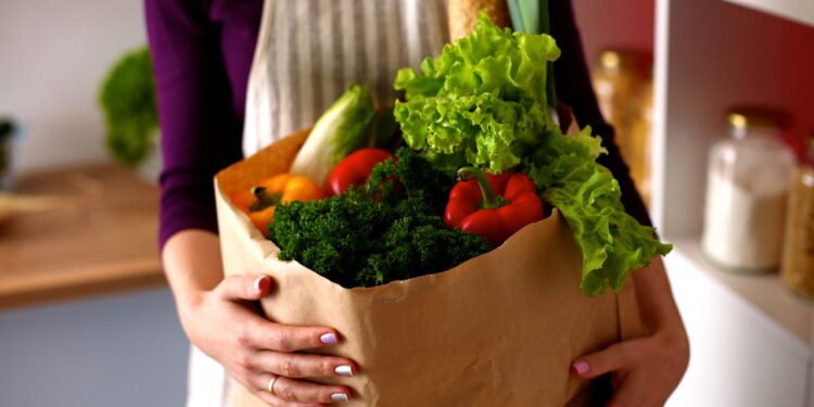 O jeito errado de carregar sacolas de supermercado e os ricos para sua saúde