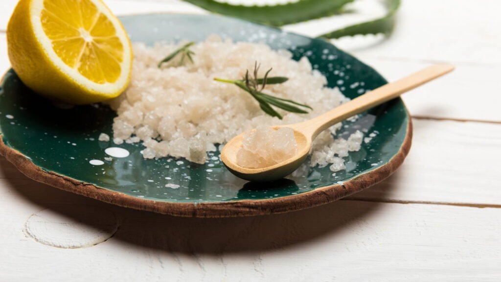 Onde colocar limão e sal para atrair dinheiro, segundo o Feng Shui