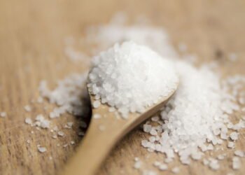 Banho de sal grosso é o truque mais poderoso para renovar o corpo e a energia