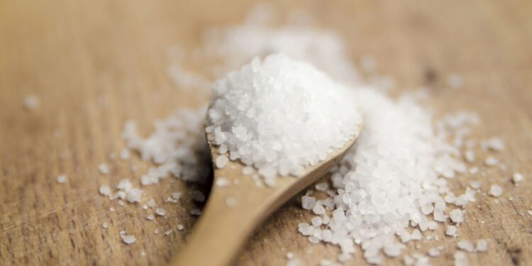 Banho de sal grosso é o truque mais poderoso para renovar o corpo e a energia