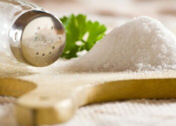 O truque para reduzir o sal sem deixar sua comida sem graça