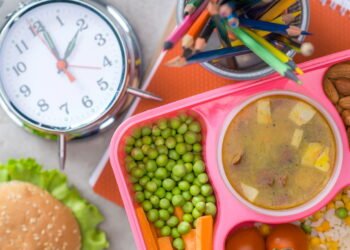 3 formas criativas para crianças experimentarem salada sem estresse