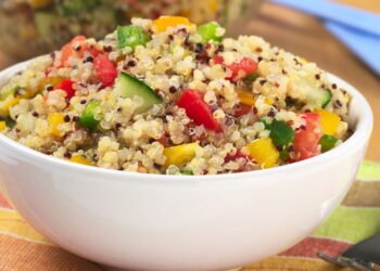 Essa salada saudável com quinoa surpreende no sabor e textura