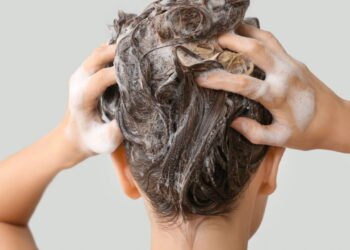 Erros ao usar shampoo e condicionador que danificam seu cabelo