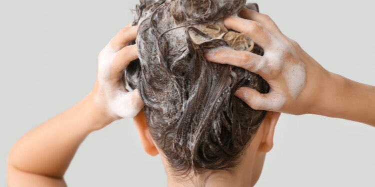 Erros ao usar shampoo e condicionador que danificam seu cabelo