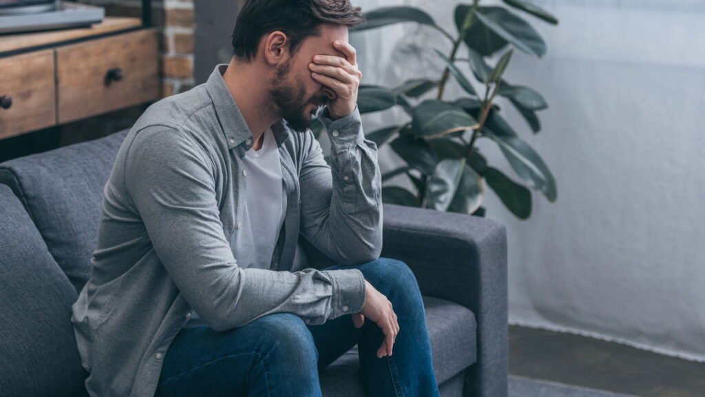 Especialistas explicam como ficar sozinho pode transformar sua rotina e autoestima