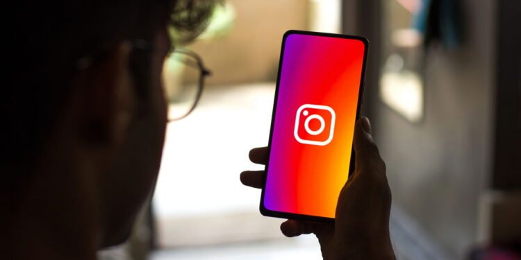 O que significa verificar constantemente quem visualizou seus stories do Instagram de acordo com a psicologia?