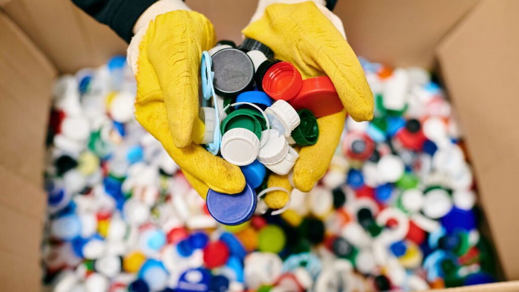 Artesanato com tampinhas virou o xodó de quem busca renda extra