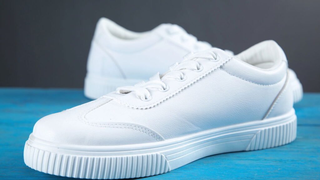 Como lavar tênis branco sem manchar e deixá-lo como novo