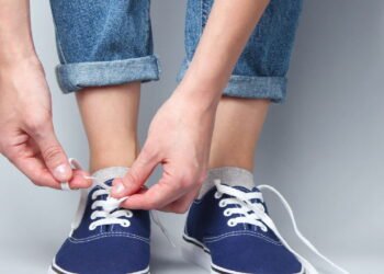 O que significa quando uma pessoa tira os sapatos sem desamarrar os cadarços, segundo a psicologia?