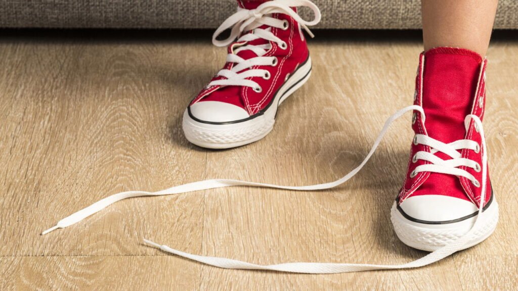 O que significa quando uma pessoa tira os sapatos sem desamarrar os cadarços, segundo a psicologia?