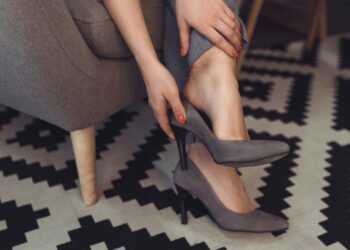 O que significa quando uma pessoa tira os sapatos sem desamarrar os cadarços