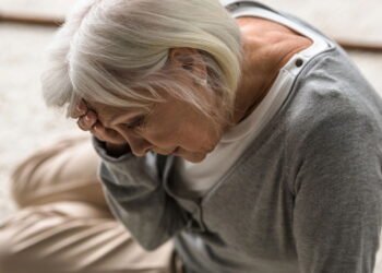 Por que fico tonto ao levantar? Entenda as causas