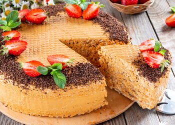 Torta de bolacha perfeita com creme caseiro e camadas macias