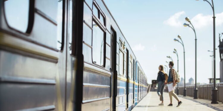 5 regras de etiqueta para viajar de trem sem causar desconforto