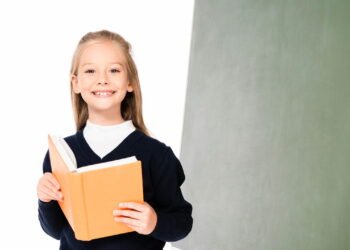 Como lavar uniformes escolares e remover manchas difíceis