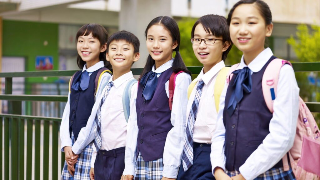 Como lavar uniformes escolares e remover manchas difíceis