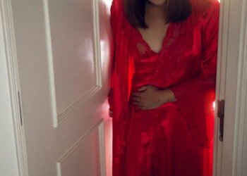 Acordar à noite para urinar é normal? Entenda como resolver esse problema