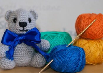 Crochê de urso vira xodózinho para a cortina do quarto das crianças