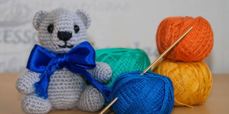 Crochê de urso vira xodózinho para a cortina do quarto das crianças