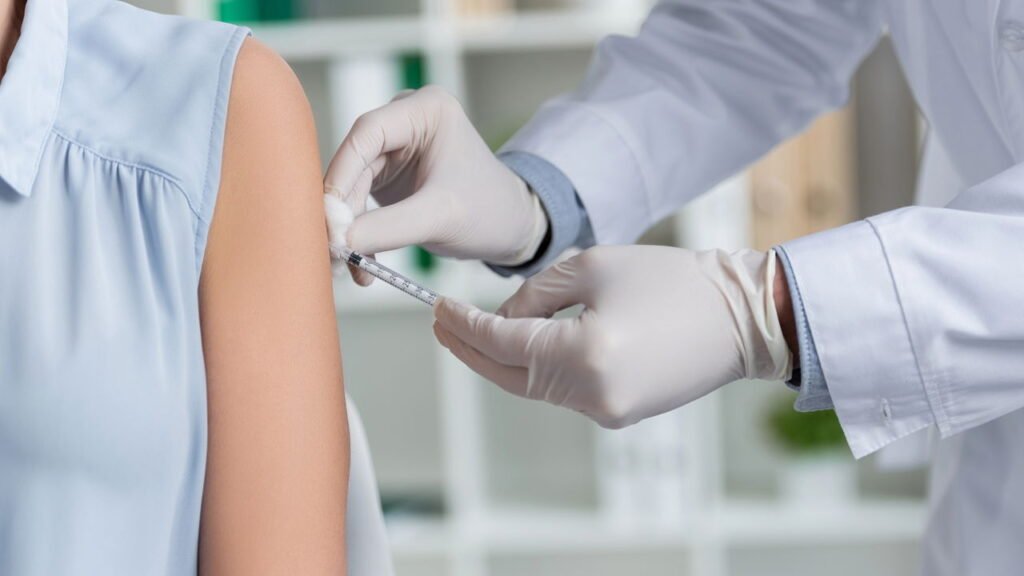 Precisa de vacina para viajar de avião? Entenda todas as regras atualizadas