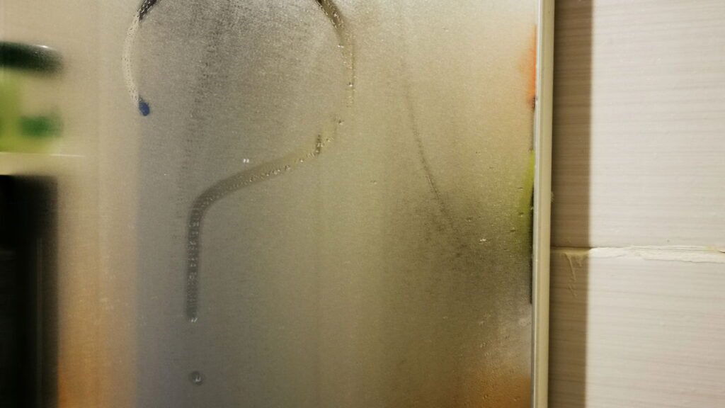 3 passos fáceis para manter vidros limpos e sem vapor no banheiro