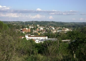 Uma das menores cidades do Brasil atrai turistas pelas águas terapêuticas