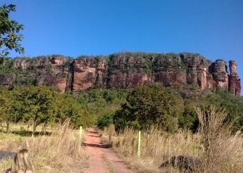 Na serra onde cavernas sussurram segredos, trilhas levam a histórias que nunca se explicam