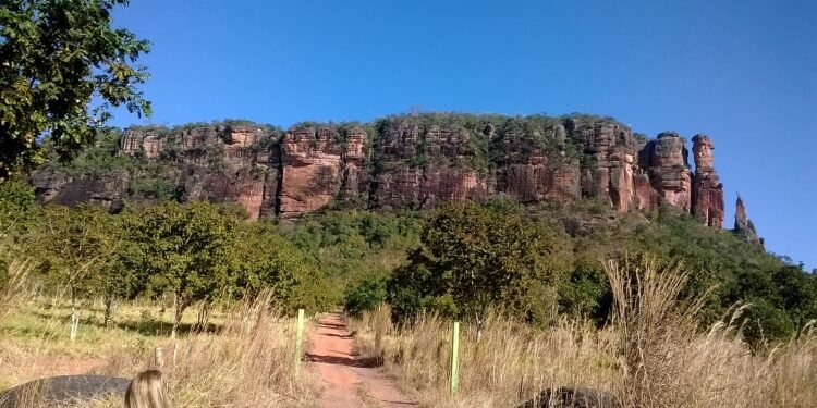 Na serra onde cavernas sussurram segredos, trilhas levam a histórias que nunca se explicam